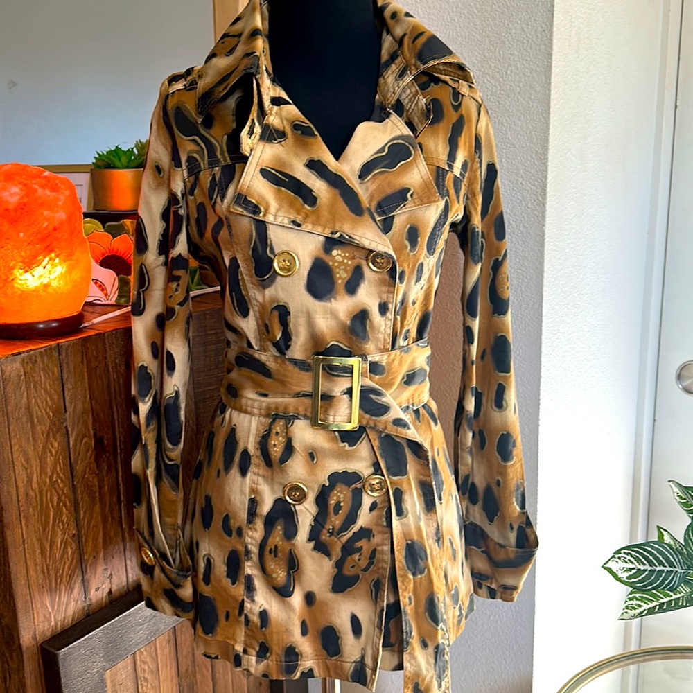 Cheetah/leopard 🐆 😻trench statement jacket. Size small brand, Drama Gold.